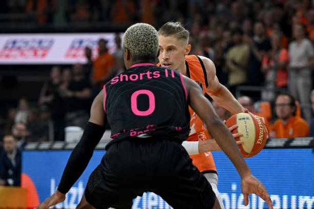 她需要在自 她需要在自